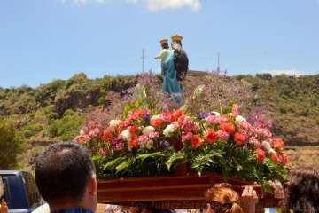 Un vecino echa un cable para la misa en Tecén (Foto Francisco J. Santana)